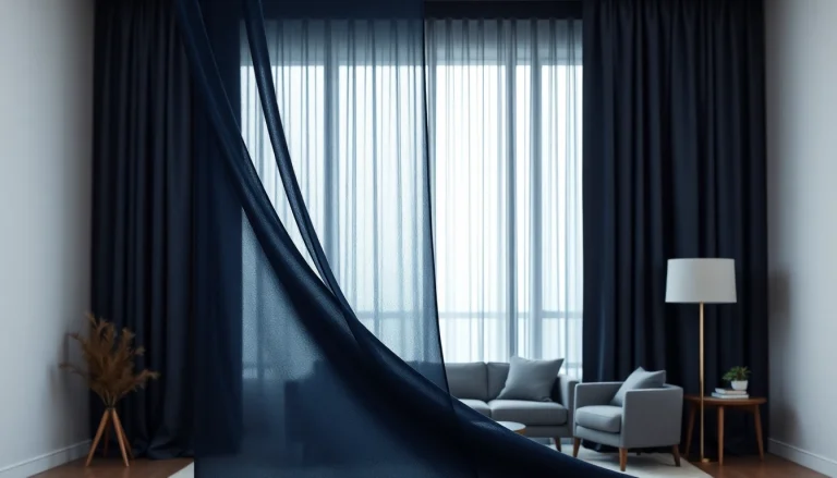Verduisterende gordijnstof vakkundig geplaatst in een moderne woonkamer met stijlvolle details.